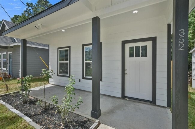 Building Photo - 352 Westchase St