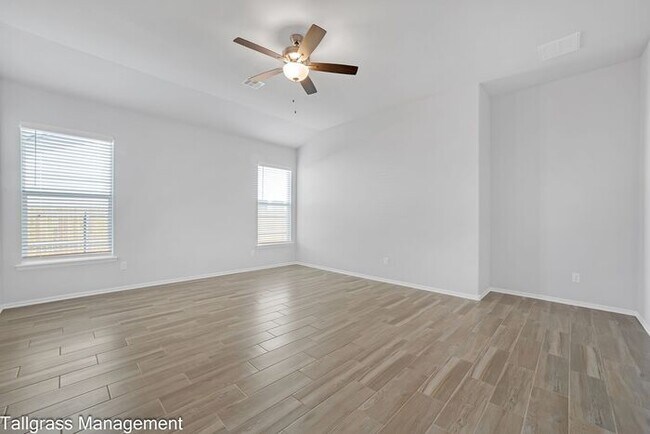 Building Photo - 4/2.5/2 Owasso Home! Lawn Care Included!