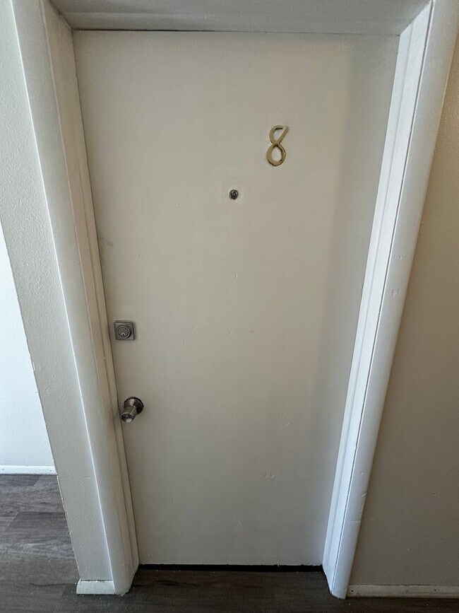 Building Photo - Move in Ready! Newly updated 1 bedroom 1 bath unit in secure building- Off Street Parking! 1 Mont...