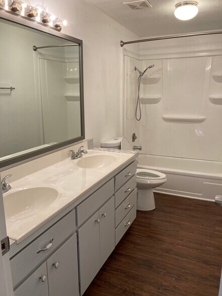 Building Photo - 2863 Applewood Ln