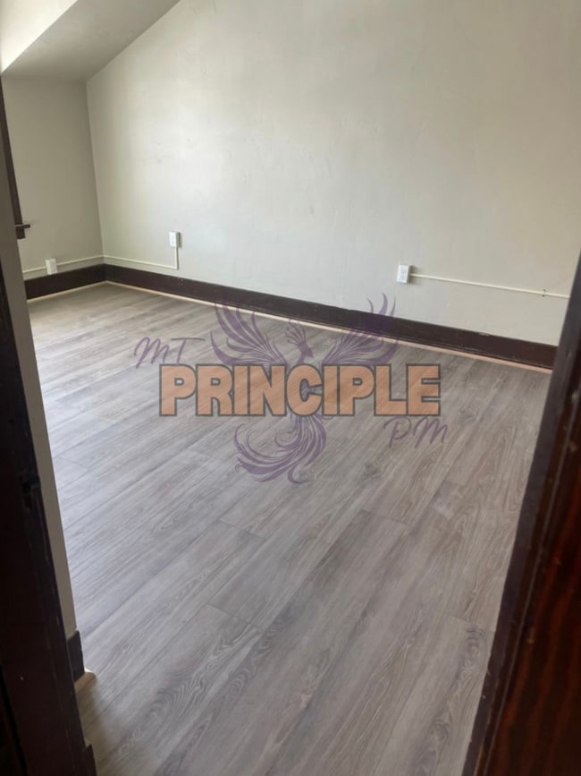 Building Photo - Large renovated house