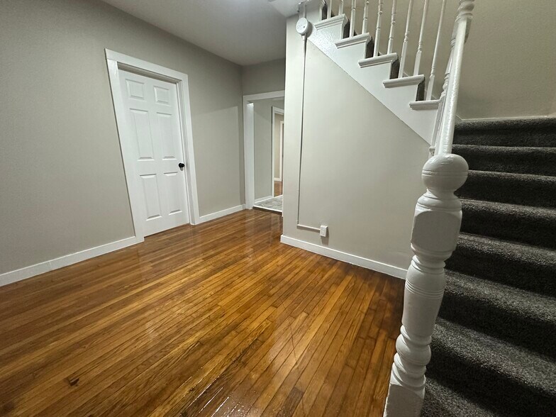 Primary Photo - 51 Freeman Ave