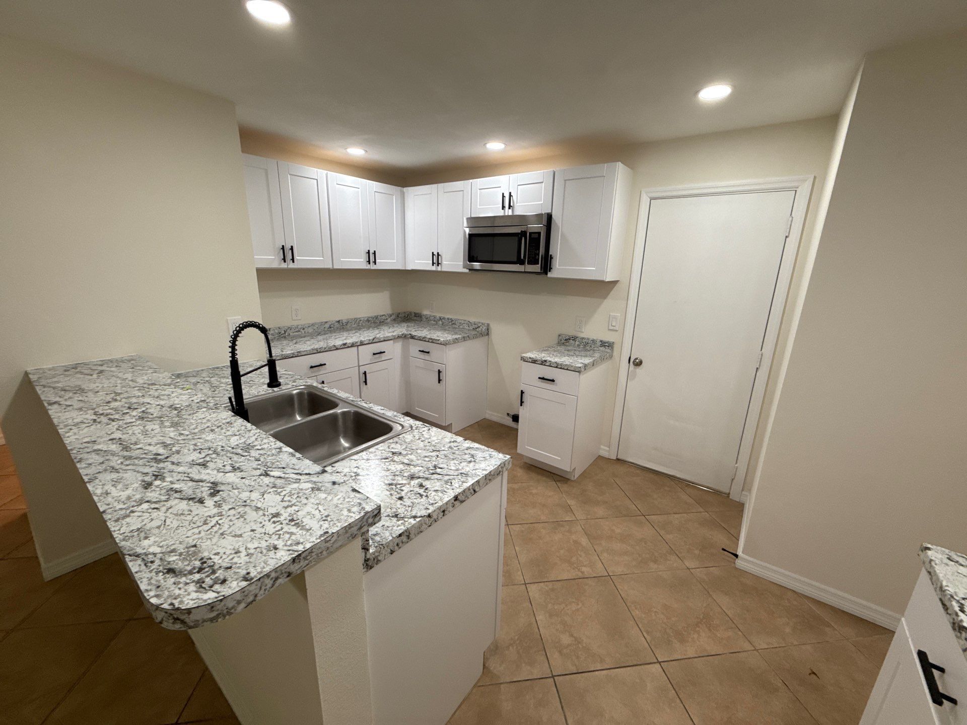 Building Photo - 100 Golfview Dr