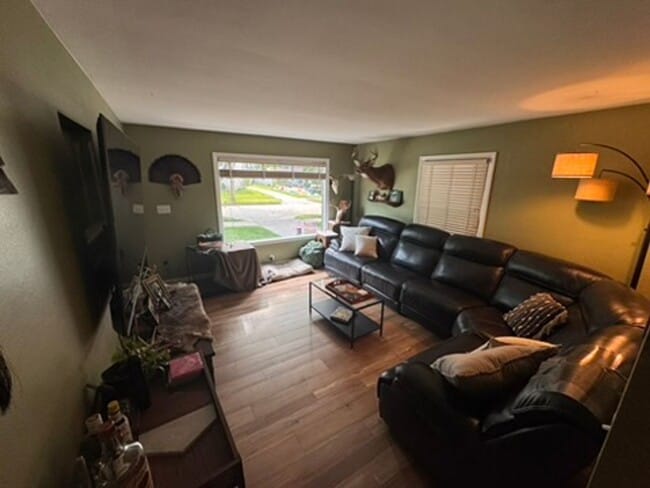 Building Photo - AVAILABLE SEPTEMBER 1: Updated 4-bedroom single family home on a quiet block- with 2 kitchens, 2 ...