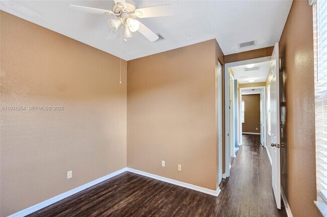 Building Photo - 2057 SE Avon Park Dr