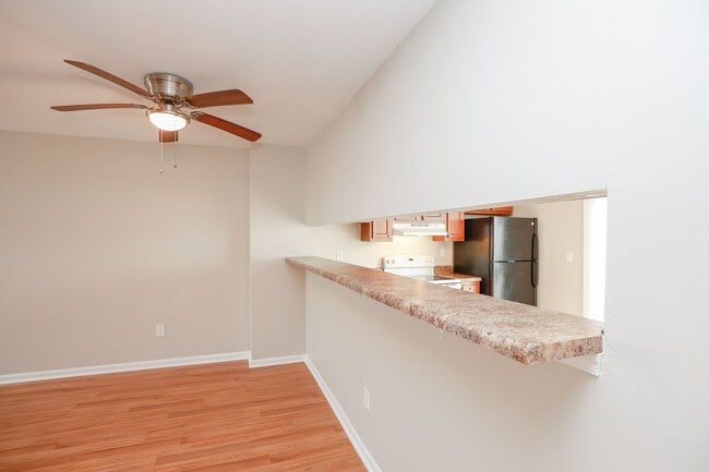 Building Photo - Charming Townhouse in Virginia Beach
