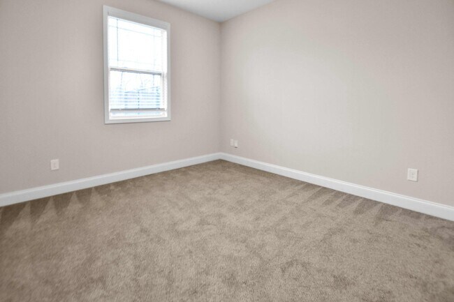 Building Photo - Pet Friendly Five Bedroom!