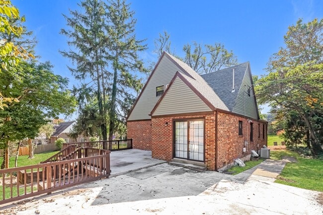 Building Photo - 297 E Melford Ave