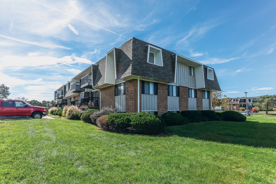 Primary Photo - Carlyle Apartments