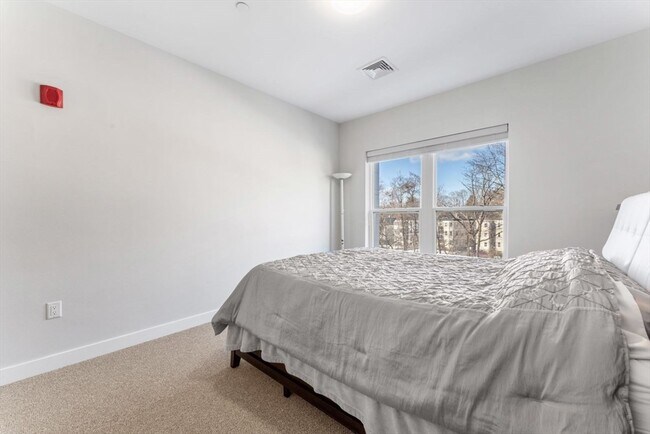 Building Photo - 999 Hancock St