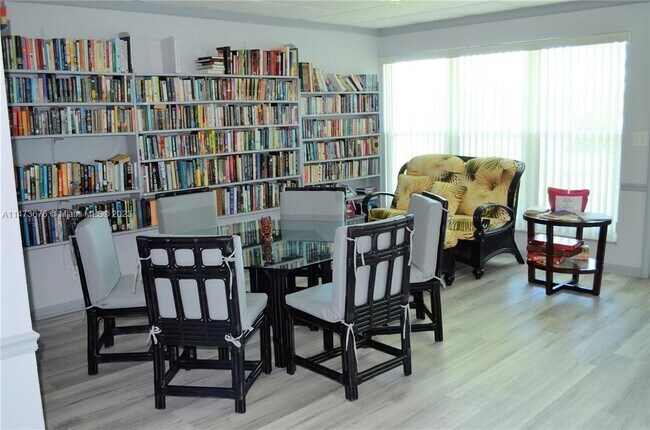 Building Photo - 2200 Park Ln