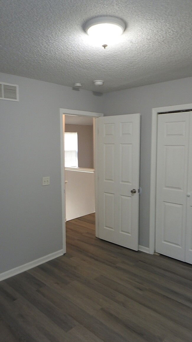 Building Photo - 3bed 1.5 bath Townhome in East Independence