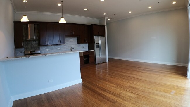 Building Photo - 1609 W Warren Blvd