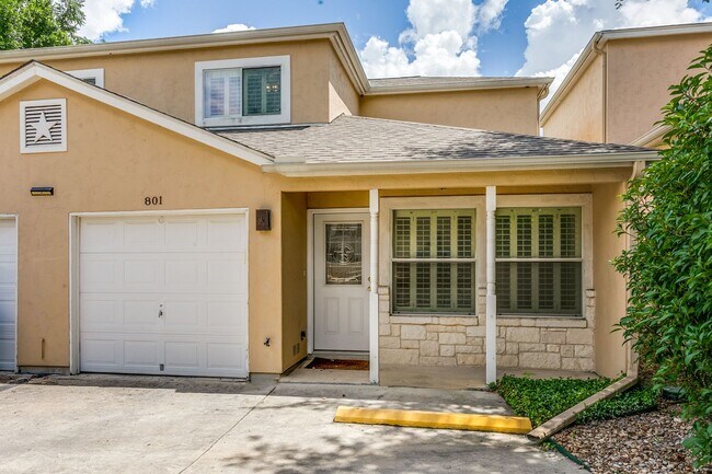Building Photo - 2-BEDROOM, 2.5-BATHROOM DUPLEX/CONDOMINIUM IN TERRELL HEIGHTS