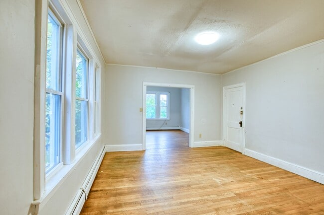 Building Photo - Newly Remodeled Spacious 3 Bedroom Apartment