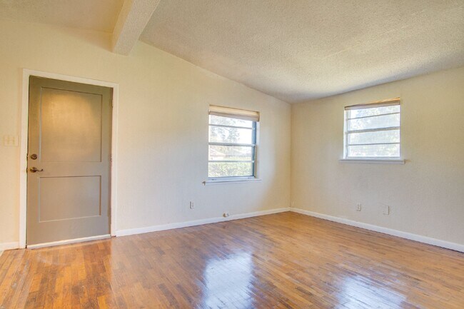 Building Photo - Pensacola 3BR Home with Bonus Den, Hardwood Floors & Fenced Backyard-Coming Available 8/17.
