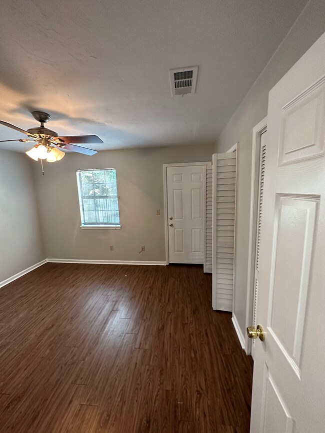 Building Photo - 218-B White Drive - One Bedroom Patio Home