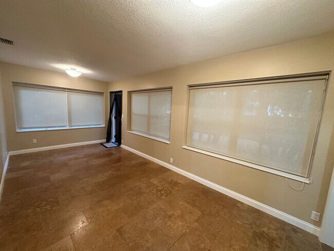Building Photo - Stunning 3/2 Bungalow near the historic di...
