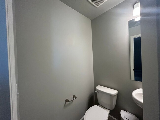 Building Photo - 3 Bedroom 3 Bathroom Home in Farmington Utah!