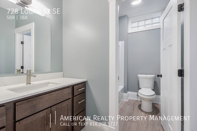 Building Photo - 728 Logan St SE