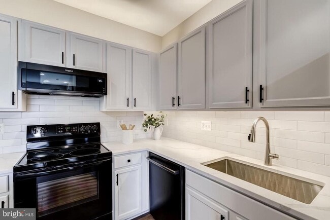 Building Photo - 44848 Tiverton Sq