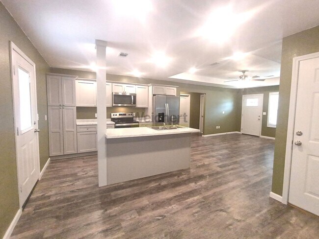 Building Photo - Modern 4Bed/2Bath house with fenced backyard and garage