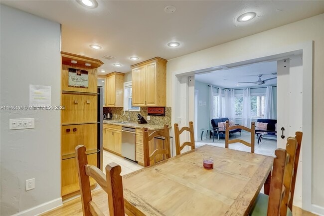 Building Photo - 1637 Cleveland St