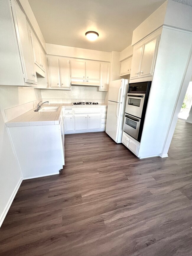 Kitchen, dining area - 406 Veteran Ave
