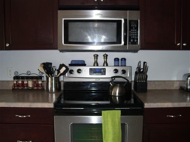 Building Photo - 35 Chapel Lake N