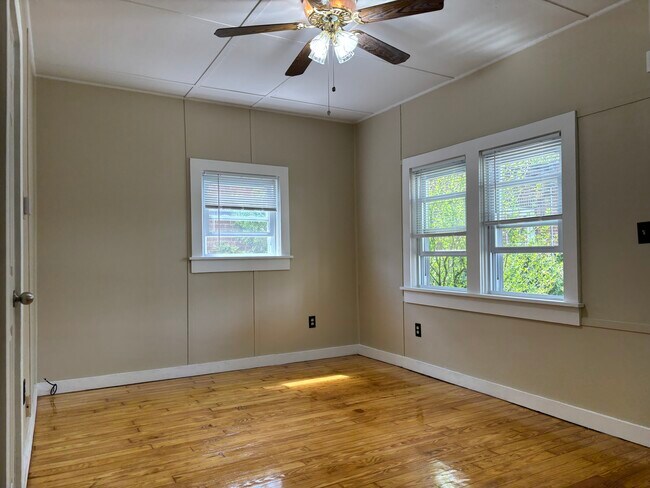 Building Photo - 744 W Shore Rd