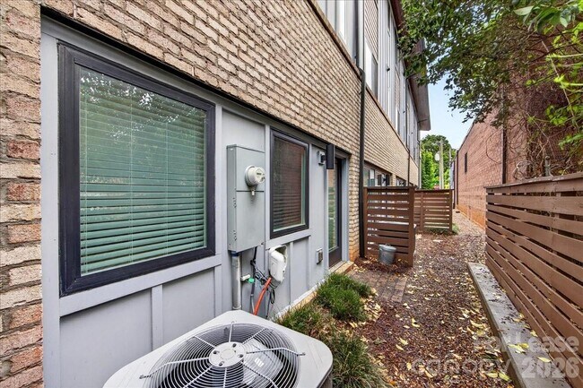 Building Photo - 241 Domain Way