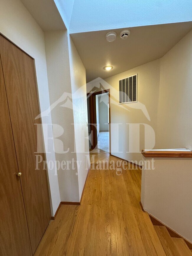 Building Photo - 979 NW Calypso Cir