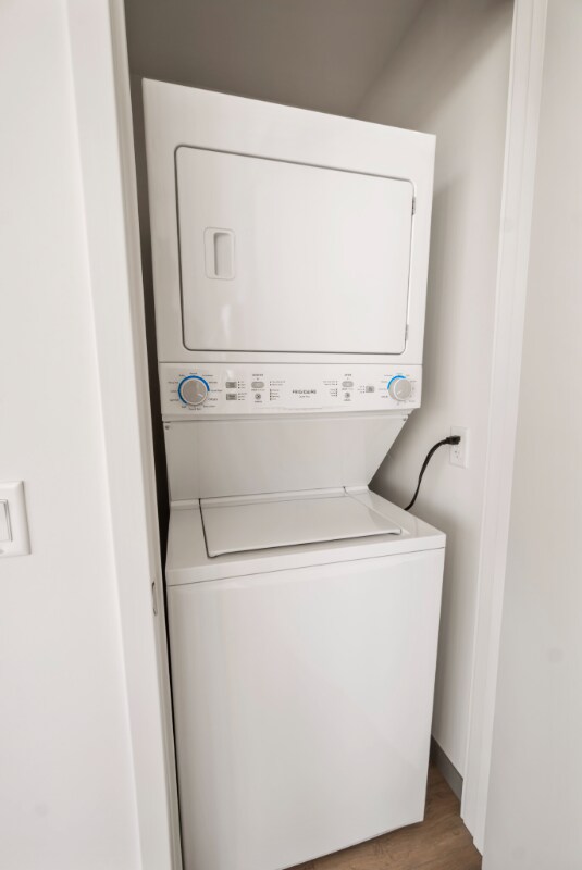 Building Photo - 512 S Damen Ave