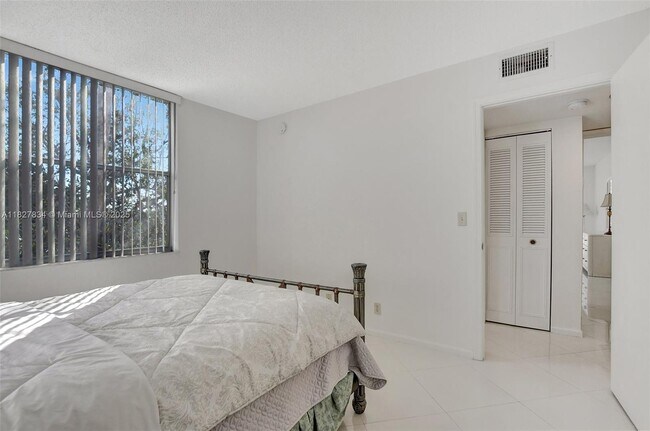 Building Photo - 7300 Lake Cir Dr