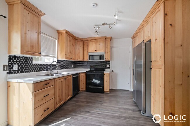 Building Photo - 5155 Saguaro Dr