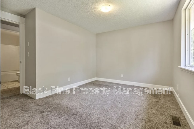 Building Photo - 404 Mountain View Dr