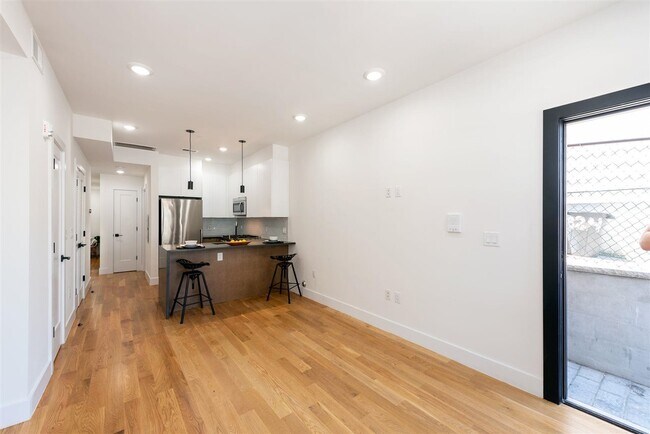 Building Photo - 827 Pavonia Ave