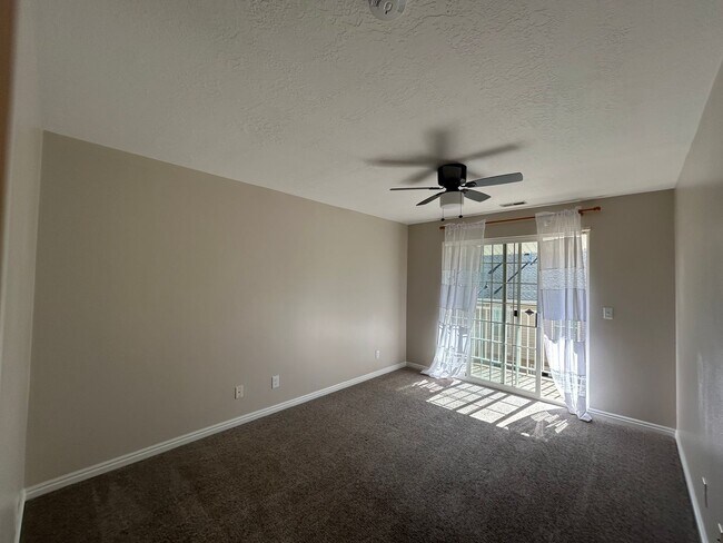 Building Photo - Top Floor Condo in great location!