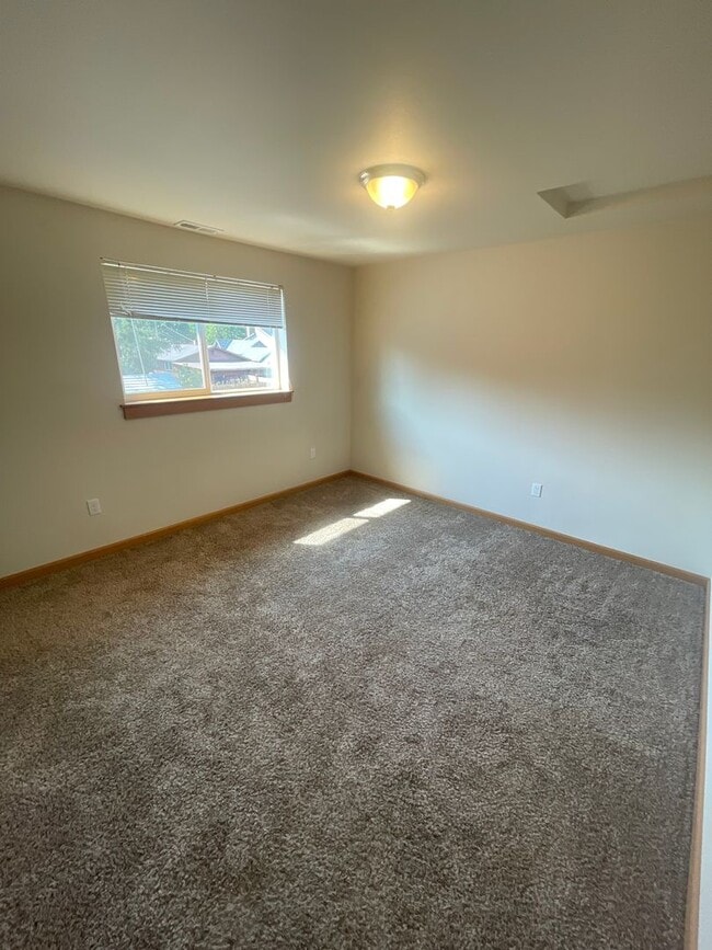 Building Photo - 2 Bedroom in Lebanon with Garage and backy...