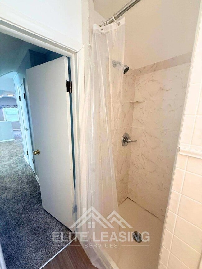 Building Photo - 3 Bedroom, 2 Bathroom home close to Gage Park