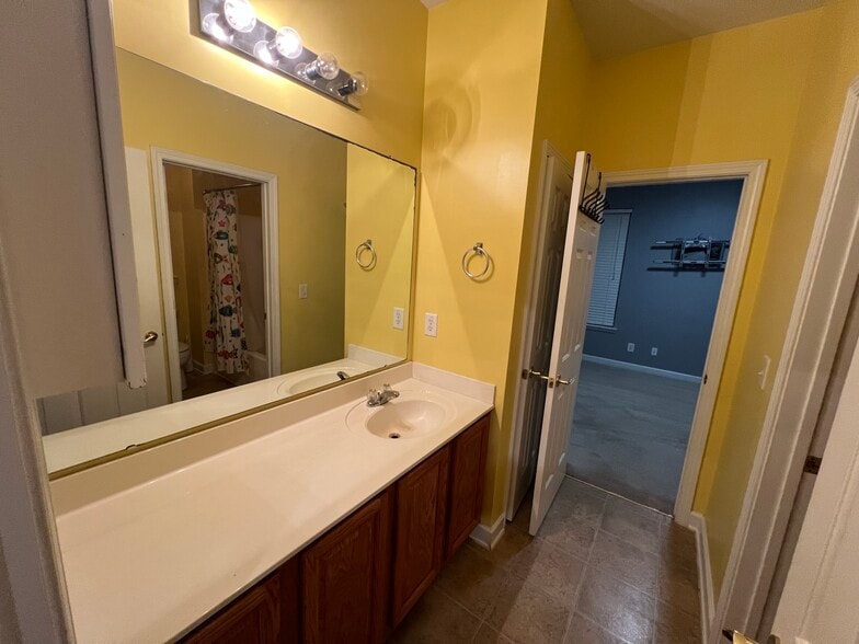 Second bath - 132 Zinnia Dr