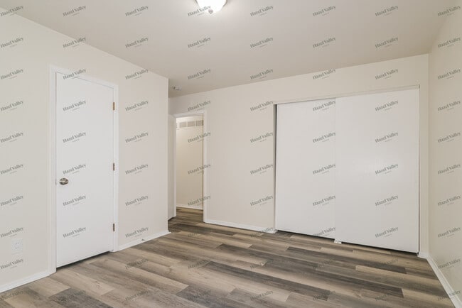Building Photo - 2950 Aintree Dr