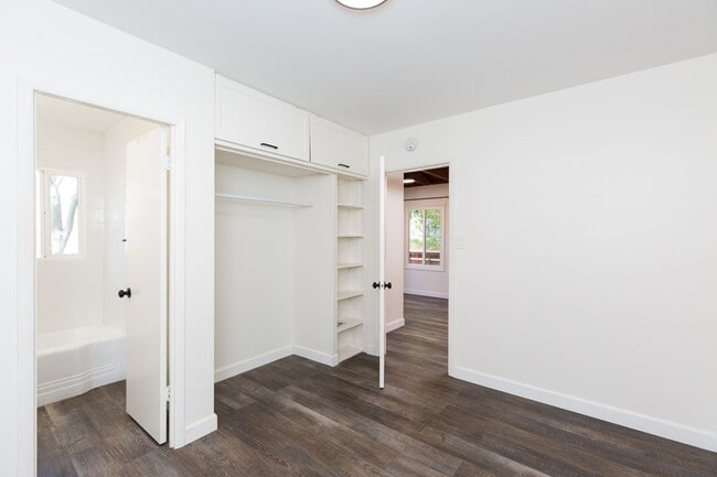 Building Photo - 1 bed, 1 bath - South Mission Hills neighborhood