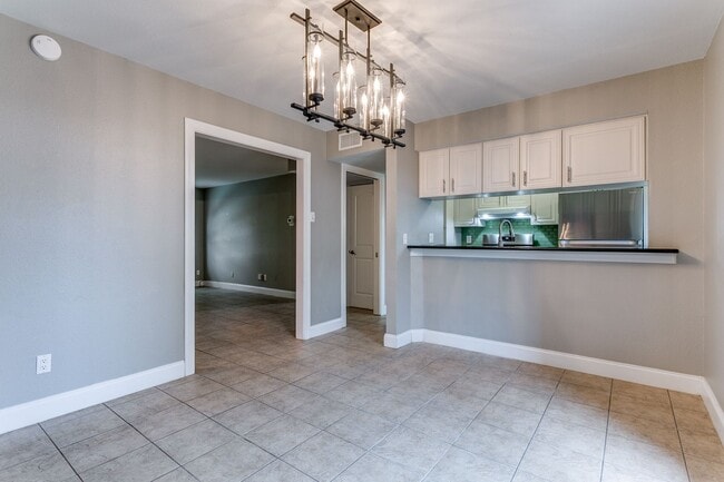Building Photo - 2-BEDROOM CONDO AT OLMOS PARK TOWNHOMES