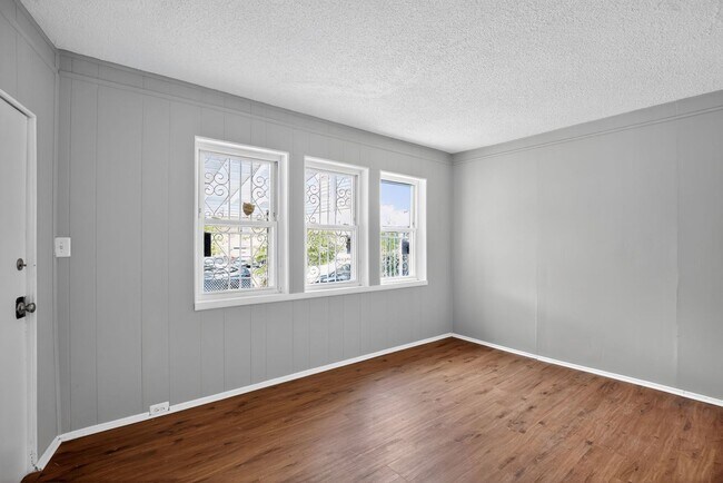 Building Photo - Narcissus