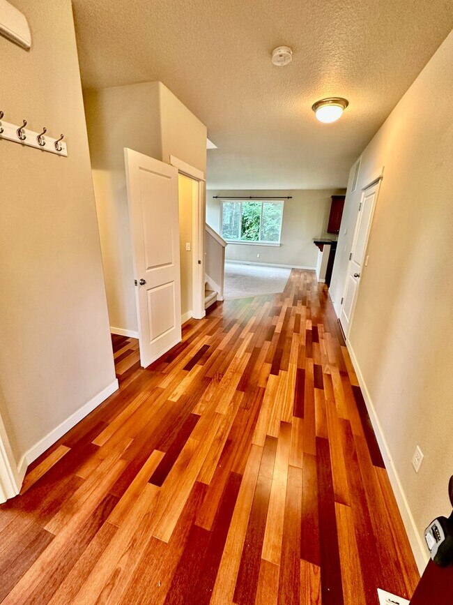 Building Photo - Beautiful 6-bedroom 4-bathroom home in an upscale neighborhood in the Sexton Mountain section of ...