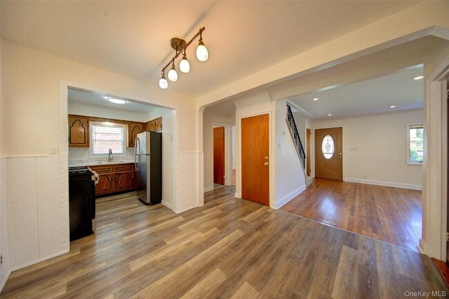 Building Photo - 411 St John Pl