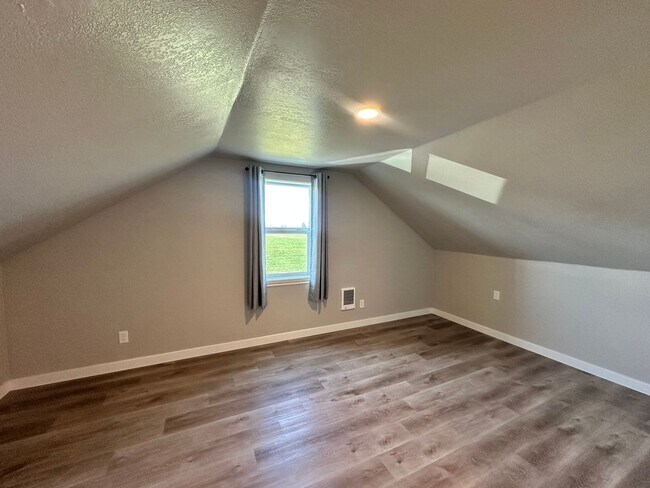 Building Photo - $500 OFF Move in Costs!!