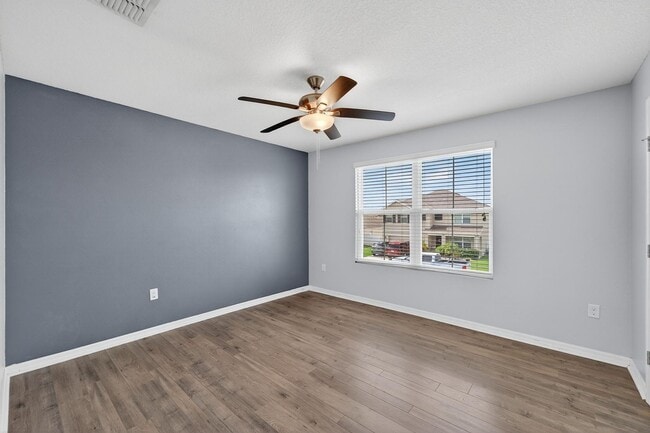 Building Photo - Stunning 5 bed/ 2 bath