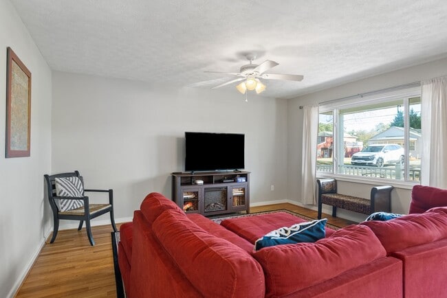 Building Photo - 3-Bedroom in Town of Farmville with One-Le...
